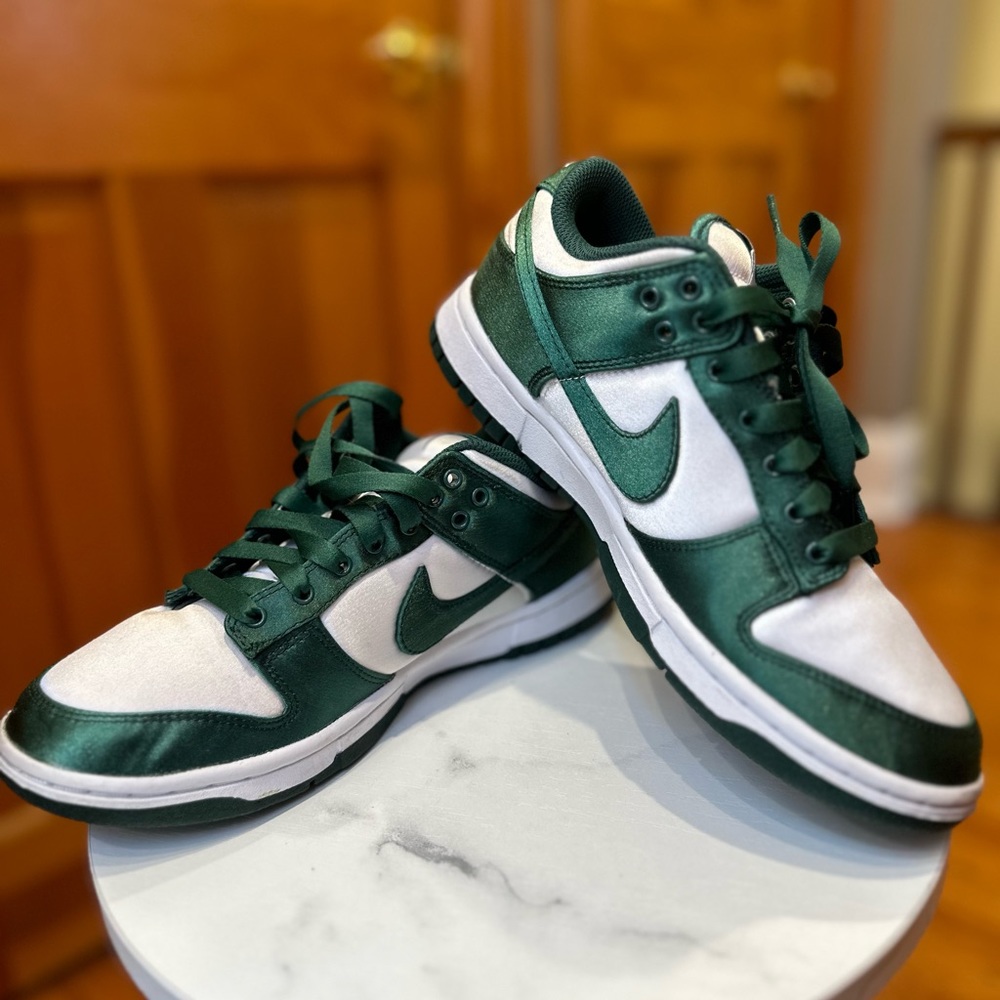 “Satin Green” Women’s Dunk Lows sz 7 💚🤍